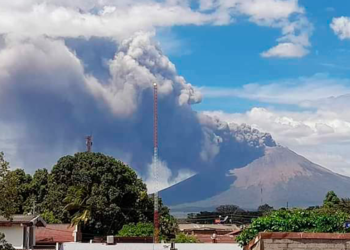 Volcán San Cristóbal registra fuerte explosión y lanza columnas de ceniza en Nicaragua