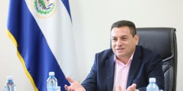 Ministro de Trabajo Rolando Castro denuncia agresión a empleados por parte de militantes del FMLN