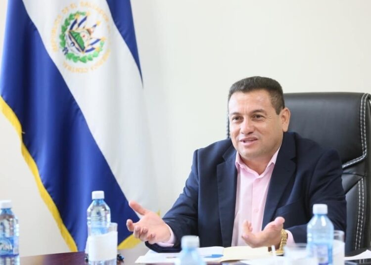 Ministro de Trabajo Rolando Castro denuncia agresión a empleados por parte de militantes del FMLN