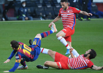 El Granada explota en Barcelona y le impide ser líder de la liga española