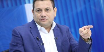 Ernesto Muyshondt lideró una red de corrupción que adjudicó proyectos a cambio de dádivas en la alcaldía de San Salvador, denuncia Rolando Castro