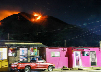 Bomberos y voluntarios buscan frenar avance de dos graves incendios en Nejapa y San Blas