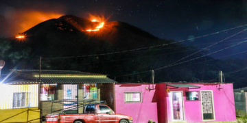 Bomberos y voluntarios buscan frenar avance de dos graves incendios en Nejapa y San Blas