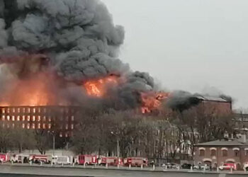 Al menos un muerto tras gigantesco incendio en fábrica de San Petersburgo