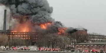 Al menos un muerto tras gigantesco incendio en fábrica de San Petersburgo