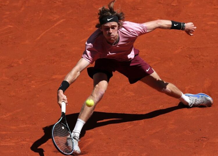 Rublev y Berrettini avanzan a octavos de final en Madrid