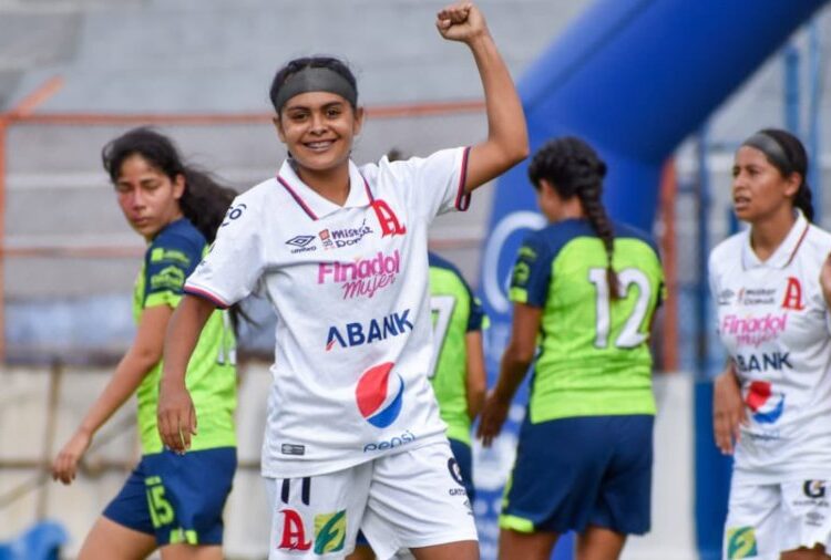 Brenda Cerén, de Alianza Women: «A los hombres no les gusta jugar a la 1:00 pm y nosotras jugamos a esa hora»