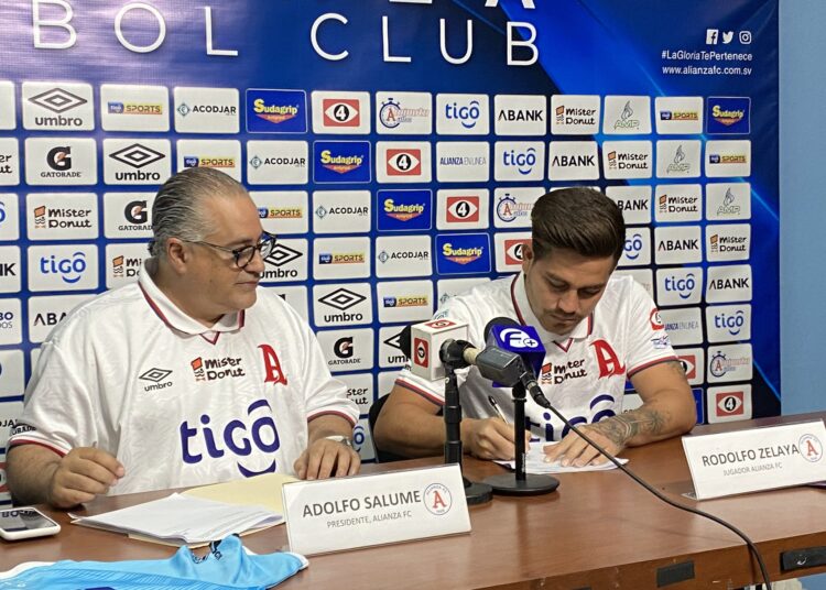 Rodolfo Zelaya renueva con Alianza FC por cuatro torneos cortos