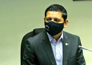 Diputado Urbina: Gobiernos anteriores usaban hospitales para hacer negocios