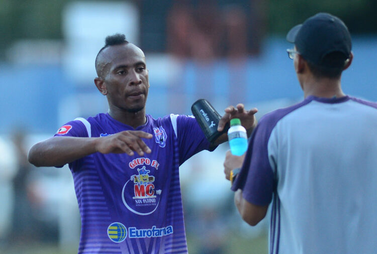 El delantero colombiano Bladimir Díaz vuelve al fútbol salvadoreño