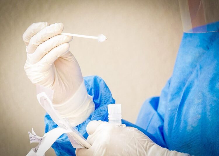 Médicos señalan alza de casos de covid-19 y temen presencia de nuevas variantes en El Salvador