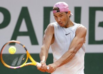 Djokovic también debuta en París dictando su ley