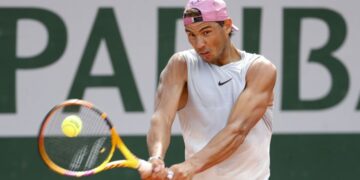 Djokovic también debuta en París dictando su ley