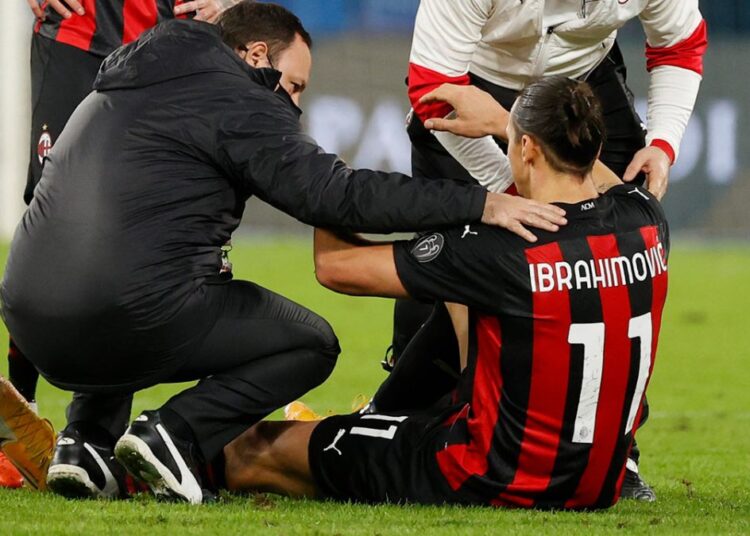 Ibrahimovic fue operado de rodilla y piensa en la próxima temporada