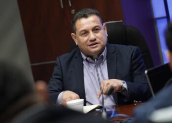 Ministro Rolando Castro se reúne con diputados de la Asamblea para crear un marco legal que garantice los derechos de los trabajadores de seguridad y limpieza