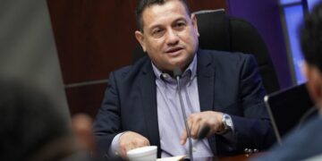 Ministro Rolando Castro se reúne con diputados de la Asamblea para crear un marco legal que garantice los derechos de los trabajadores de seguridad y limpieza