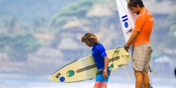 Bryan Pérez sigue en combate y avanza a la quinta ronda del repechaje en ISA World Surfing Games