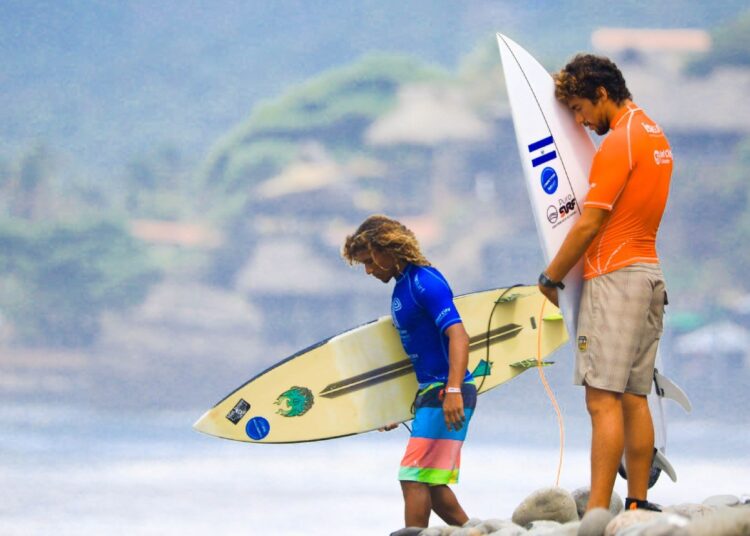 Bryan Pérez sigue en combate y avanza a la quinta ronda del repechaje en ISA World Surfing Games