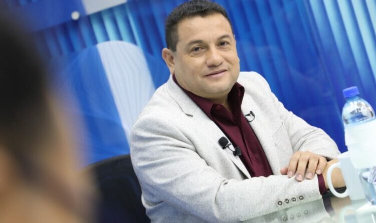 Ministro Rolando Castro creará un proyecto con ACNUR para pagar a jóvenes los primeros meses de aprendizaje en las empresas y generar experiencia