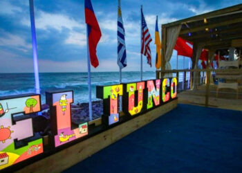 Ministra de Turismo descarta cierre de negocios en playa El Tunco