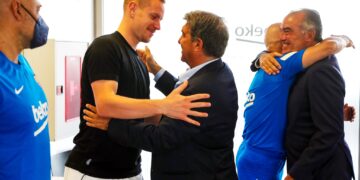 Laporta pide a los jugadores “mentalidad ganadora” durante su visita