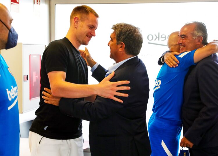 Laporta pide a los jugadores “mentalidad ganadora” durante su visita