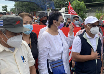 Militantes del FMLN cierran Bulevar Tutunichapa para exigir la libertad de 5 exfuncionarios