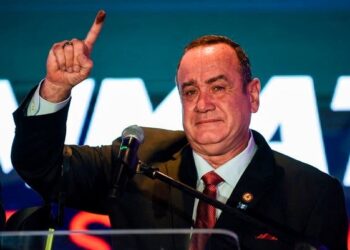 Piden la renuncia del presidente de Guatemala por «incompetencia y fracasos» en manejo de la pandemia