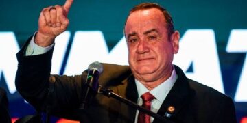 Piden la renuncia del presidente de Guatemala por «incompetencia y fracasos» en manejo de la pandemia