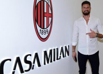 Giroud se ve jugando en el ataque del Milan junto a Ibra