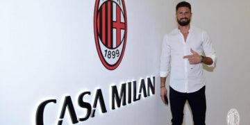 Giroud se ve jugando en el ataque del Milan junto a Ibra