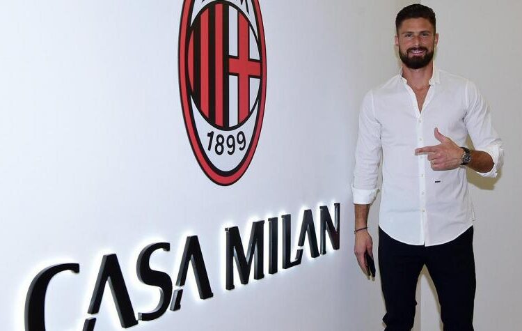 Giroud se ve jugando en el ataque del Milan junto a Ibra