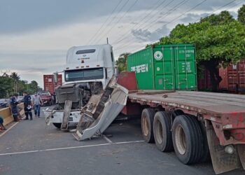 Caos vehicular por múltiple choque en carretera de Sonsonate
