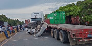 Caos vehicular por múltiple choque en carretera de Sonsonate