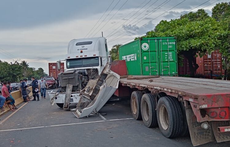 Caos vehicular por múltiple choque en carretera de Sonsonate