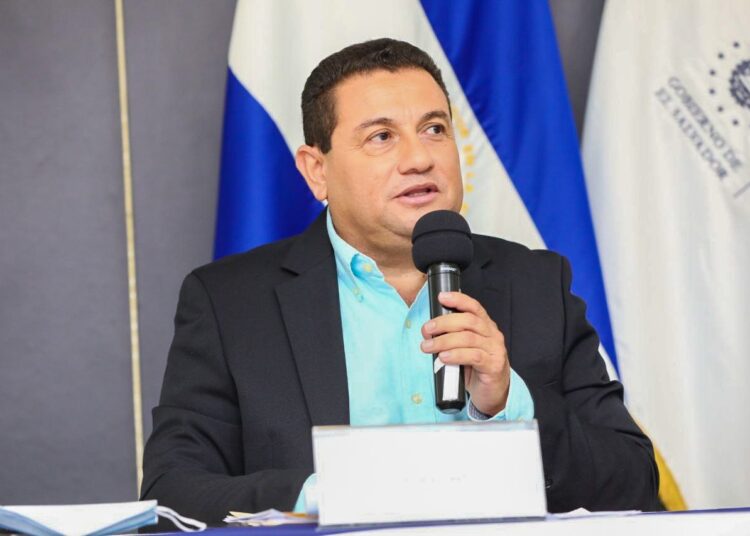 Ministro de Trabajo Rolando Castro realiza verificación de cumplimiento de aumento al salario mínimo en El Salvador