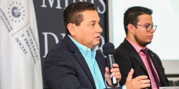 Rolando Castro: «La Sra. Jeans Manes no solo guardó silencio ante la corrupción del FMLN y ARENA sino que hace activismo político a favor de ellos»