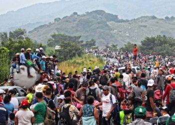Migrantes desafían lluvia y sol y siguen hacia EE. UU. desde el sur de México