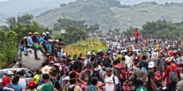 Migrantes desafían lluvia y sol y siguen hacia EE. UU. desde el sur de México