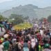 Migrantes desafían lluvia y sol y siguen hacia EE. UU. desde el sur de México