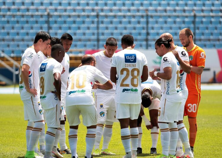 Alex Larín y Comunicaciones toman ventaja en las semifinales de la Liga Concacaf