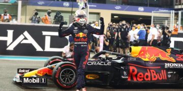 Verstappen le ganó la batalla a Hamilton y logró su primer título de la Fórmula 1