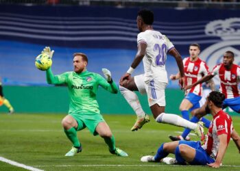Real Madrid gana el derbi al Atlético y sigue intratable en La Liga
