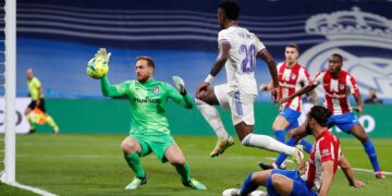 Real Madrid gana el derbi al Atlético y sigue intratable en La Liga