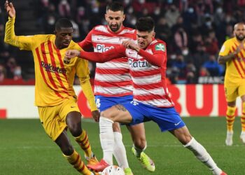El Barcelona tropieza sobre el final ante el Granada