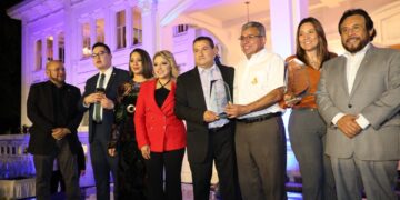Ministro de Trabajo Rolando Castro entrega el primer Premio Nacional a la Negociación Colectiva
