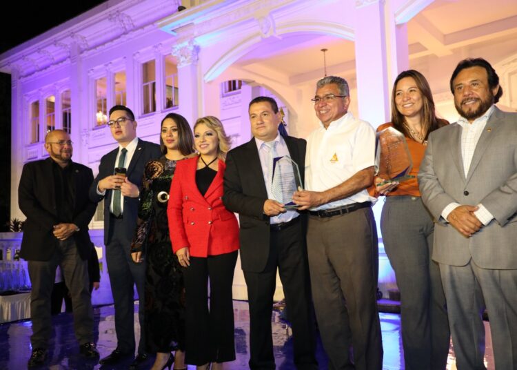 Ministro de Trabajo Rolando Castro entrega el primer Premio Nacional a la Negociación Colectiva