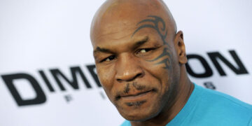 Mike Tyson lo hizo de nuevo: golpea a un pasajero en un avión