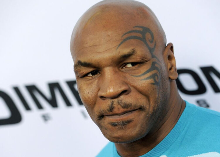 Mike Tyson lo hizo de nuevo: golpea a un pasajero en un avión