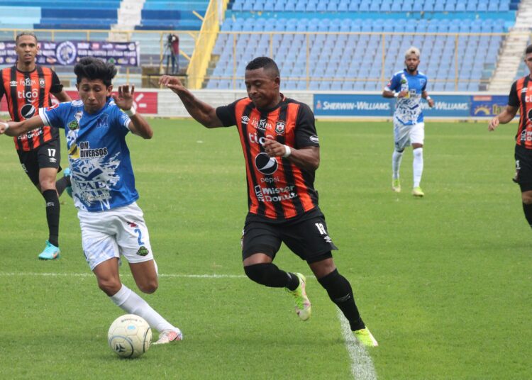 Águila propina goleada “monumental” con 10 jugadores